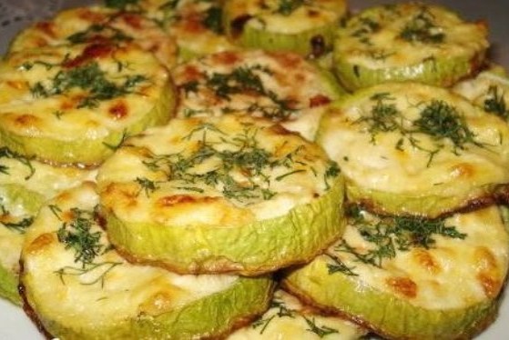 Кабачки, запеченные со сметаной и чесноком