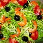 Салат с креветками и помидорами